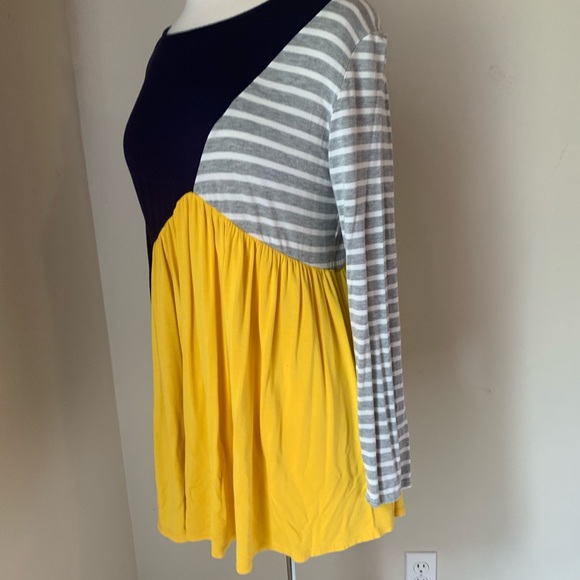 Color Spliced Tunic - Picture 4 of 7